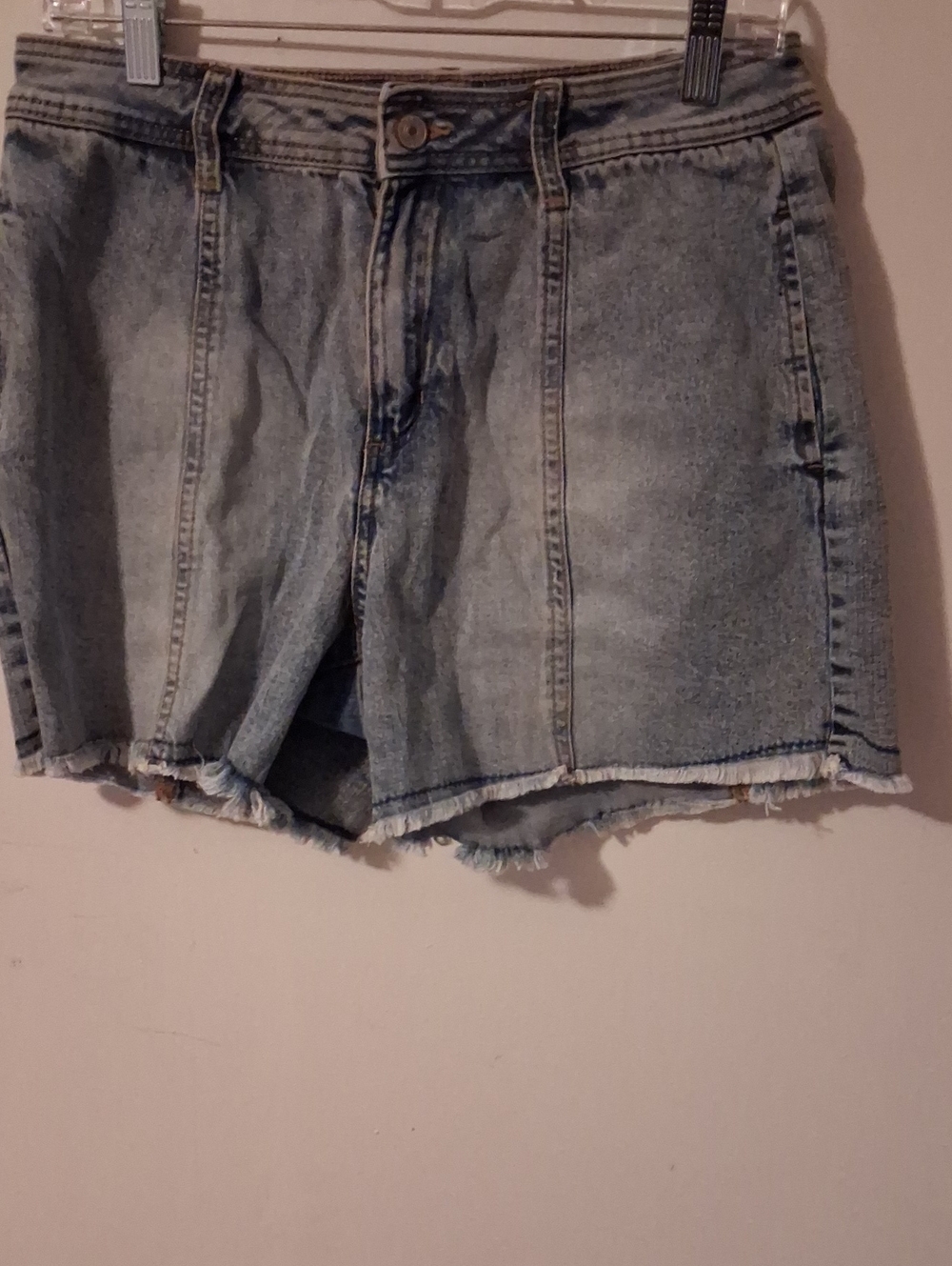 Classic Light Wash Denim Frayed Hem Women’s Shorts